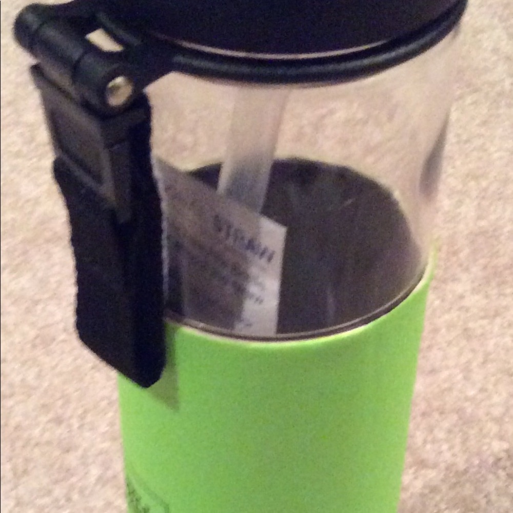 Bottle to travel with easy to carry✨